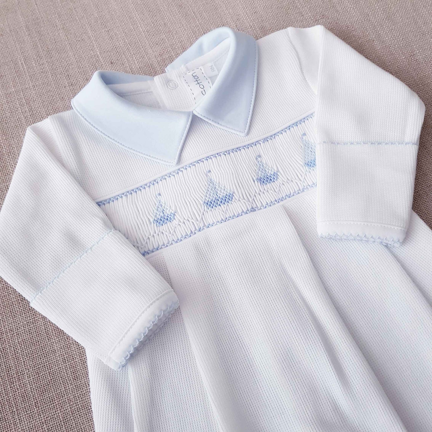 Enterito Veleros con cuello celeste Punto Inglés Blanco